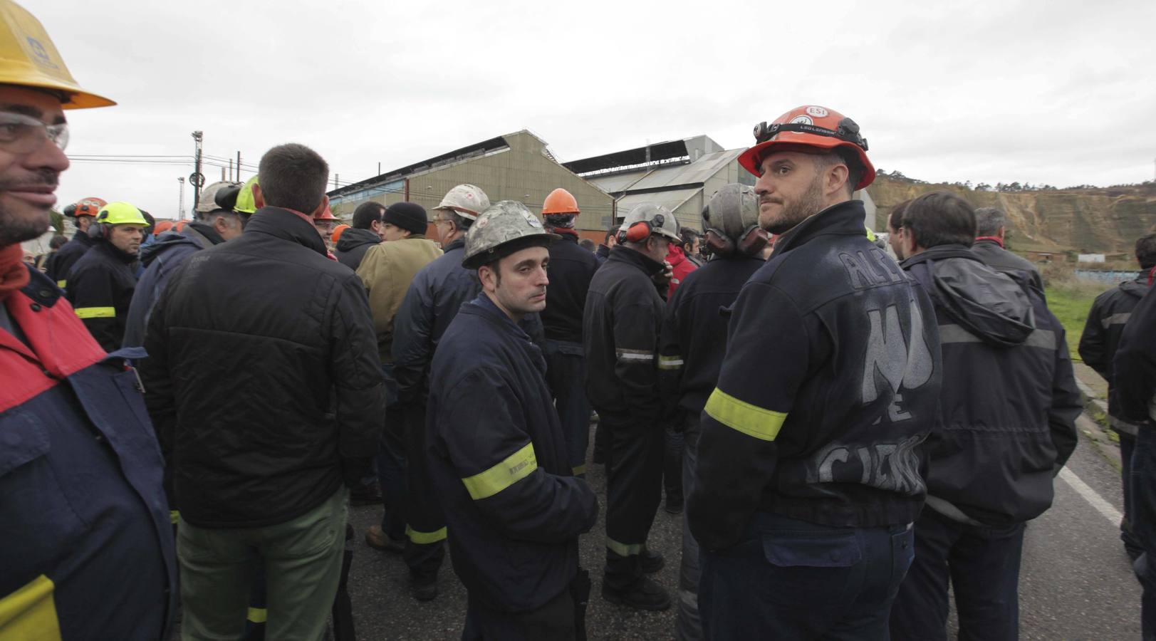 Los trabajadores de Alcoa protestan a las puertas de la fábrica