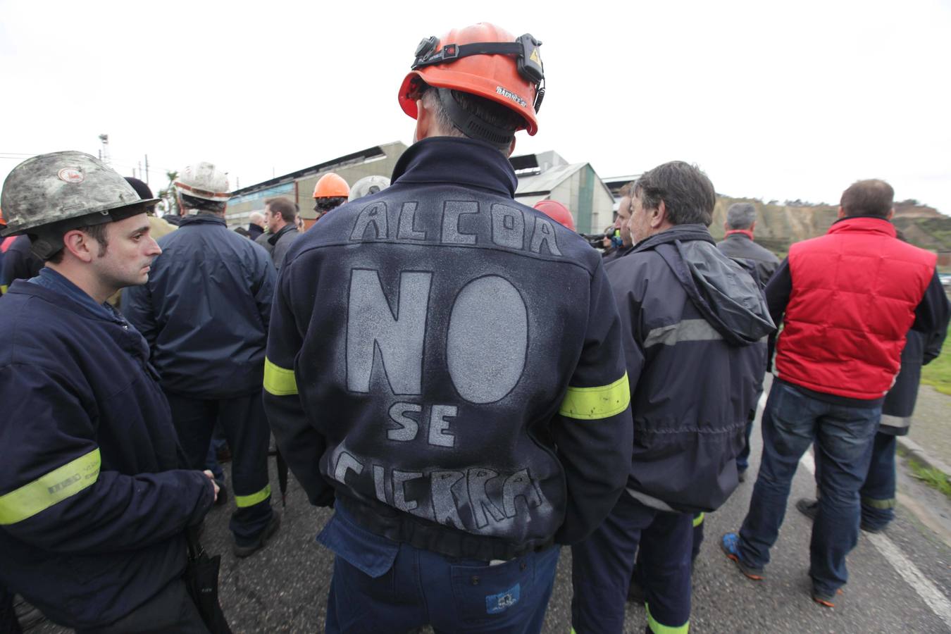 Los trabajadores de Alcoa protestan a las puertas de la fábrica