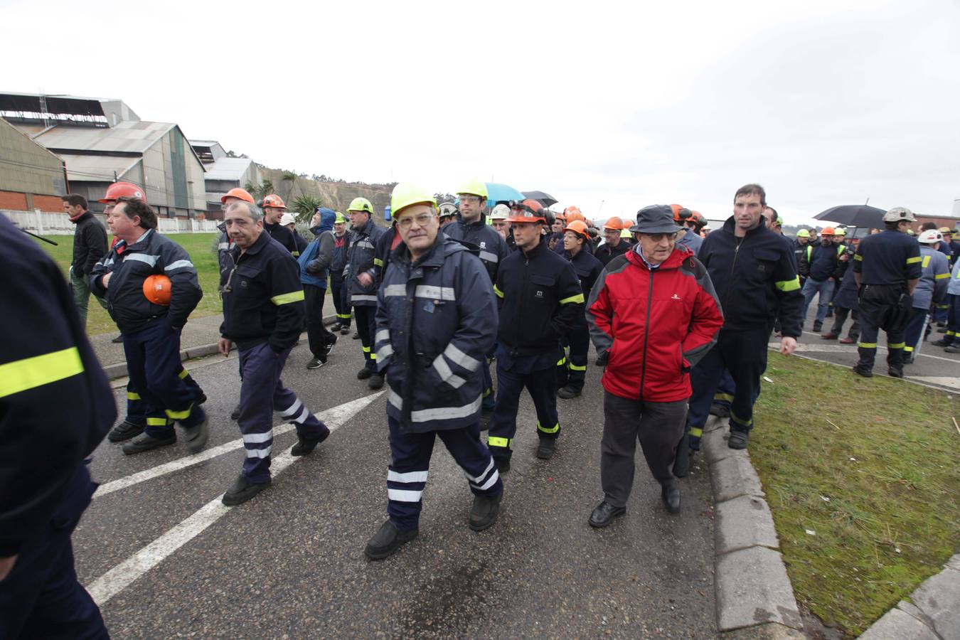 Los trabajadores de Alcoa protestan a las puertas de la fábrica