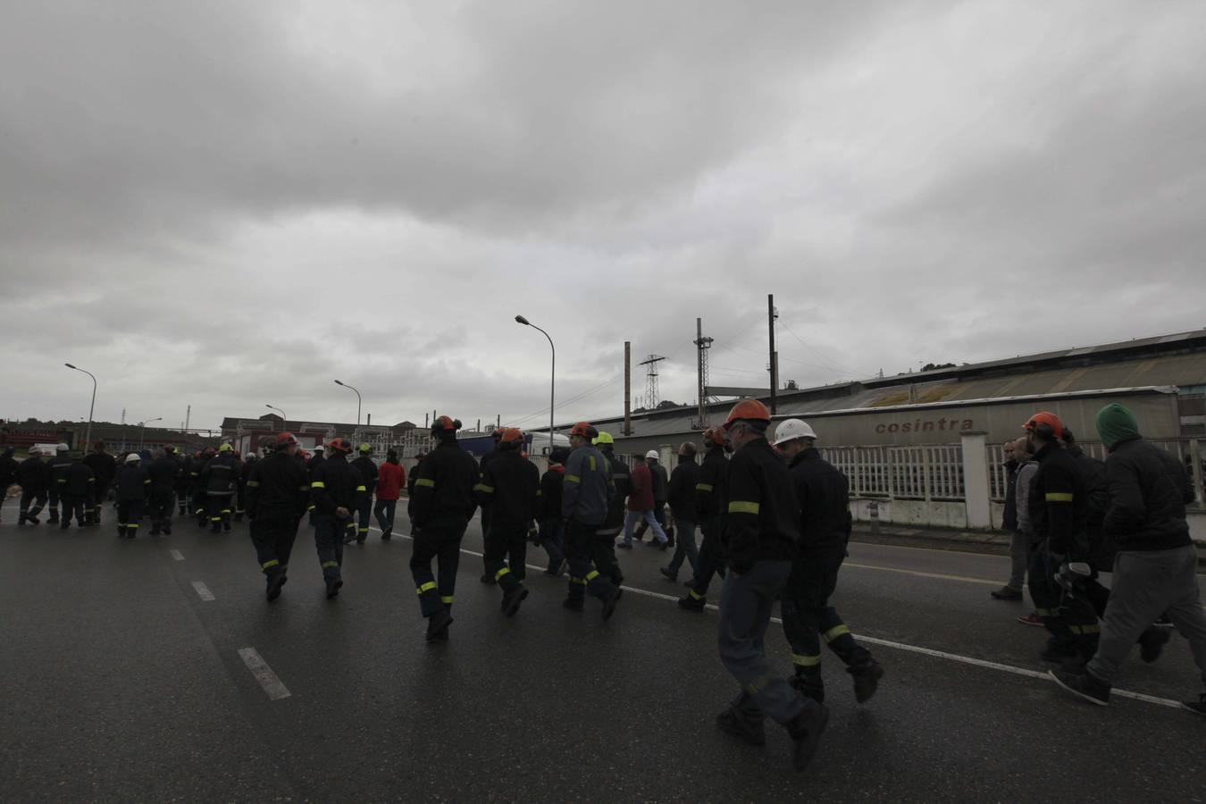 Los trabajadores de Alcoa protestan a las puertas de la fábrica