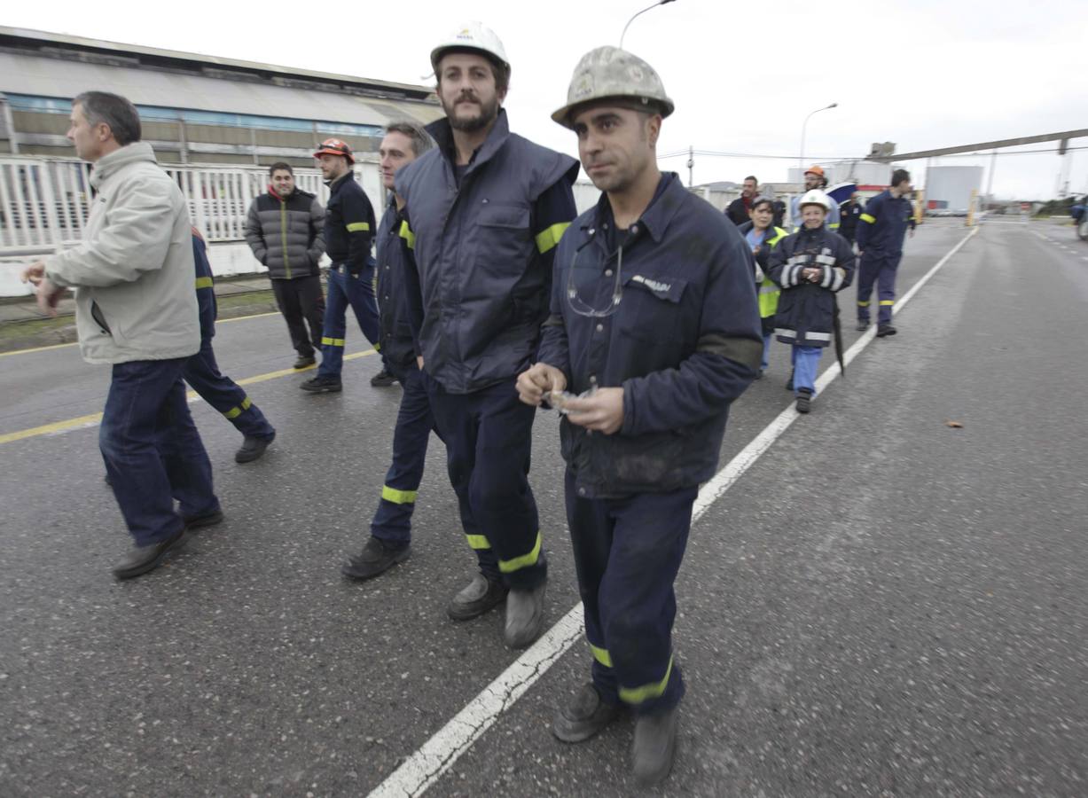 Los trabajadores de Alcoa protestan a las puertas de la fábrica