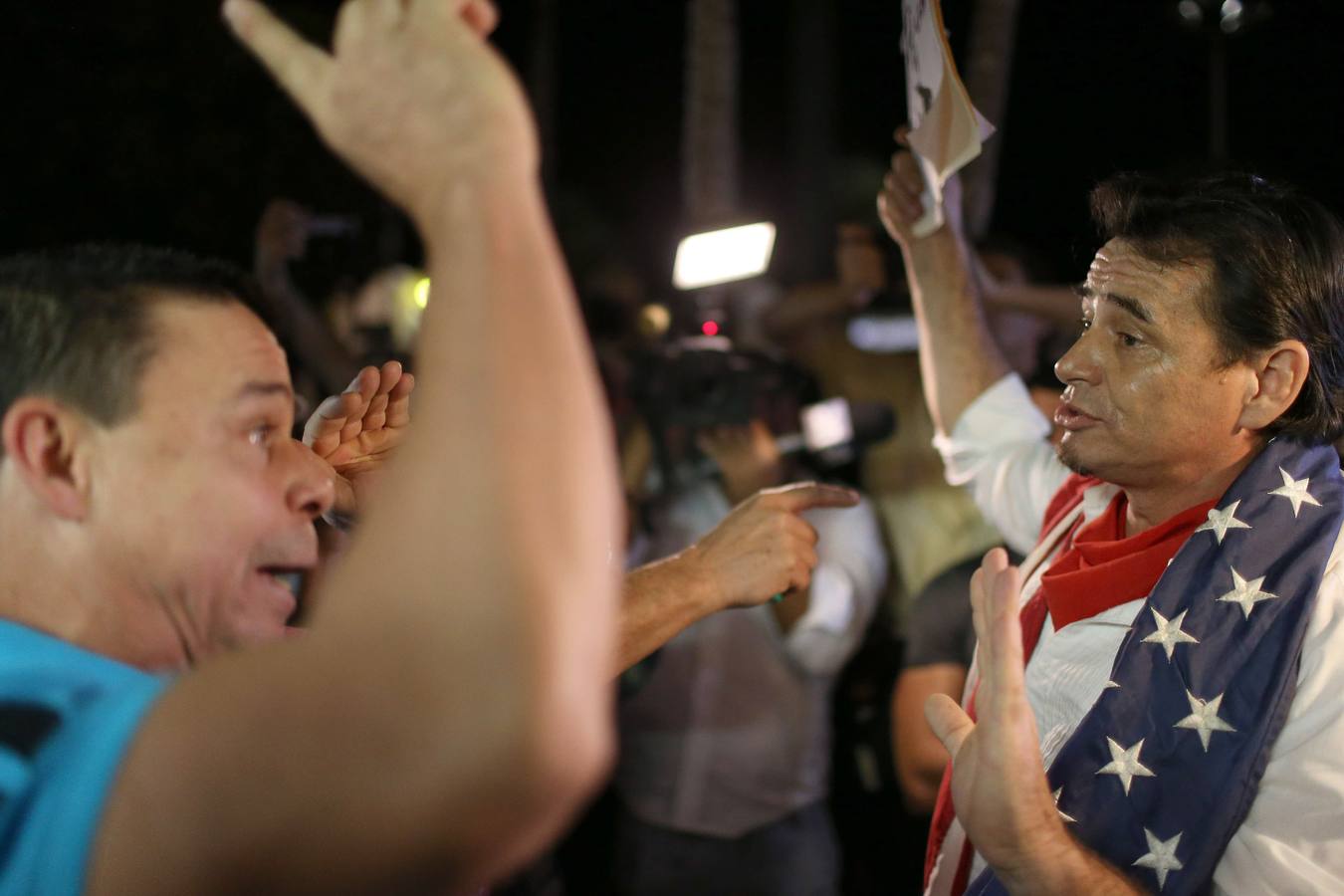 Los exiliados cubanos en Miami celebran el fin de 53 años de Guerra Fría con Estados Unidos