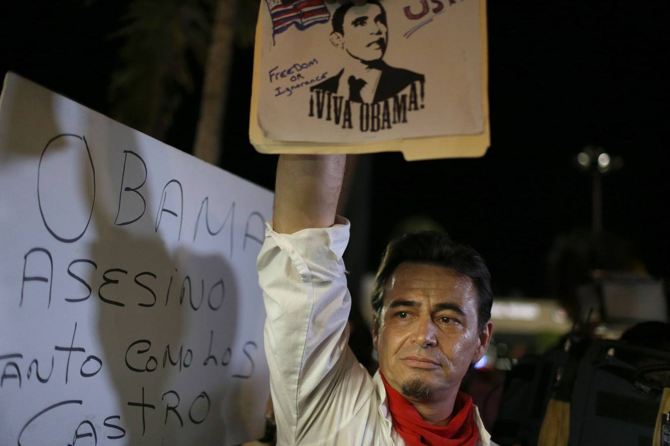 Los exiliados cubanos en Miami celebran el fin de 53 años de Guerra Fría con Estados Unidos