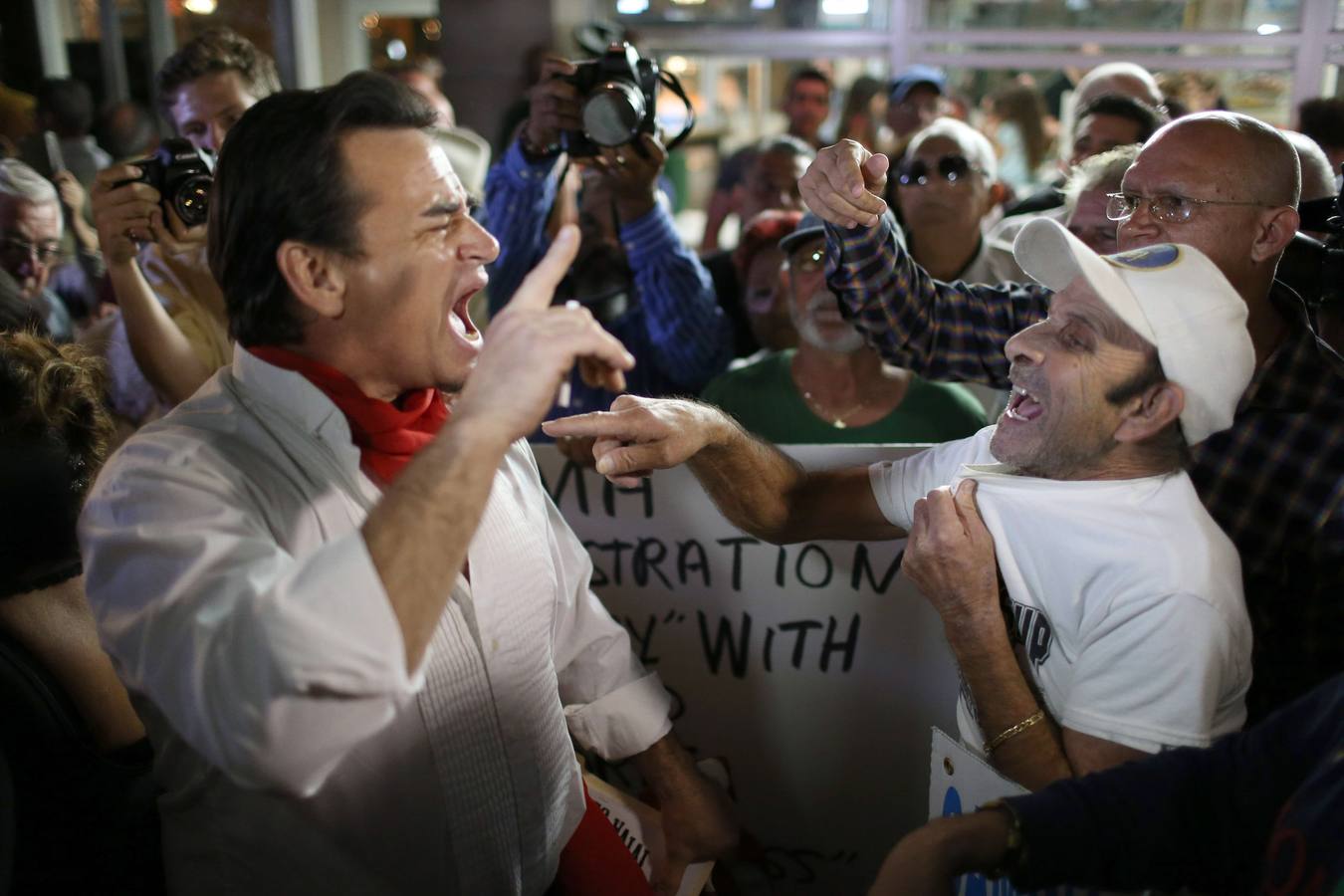 Los exiliados cubanos en Miami celebran el fin de 53 años de Guerra Fría con Estados Unidos