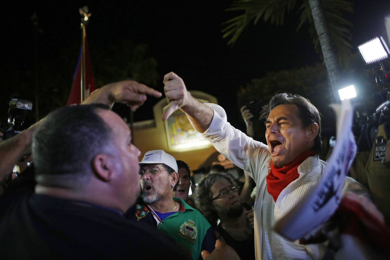 Los exiliados cubanos en Miami celebran el fin de 53 años de Guerra Fría con Estados Unidos