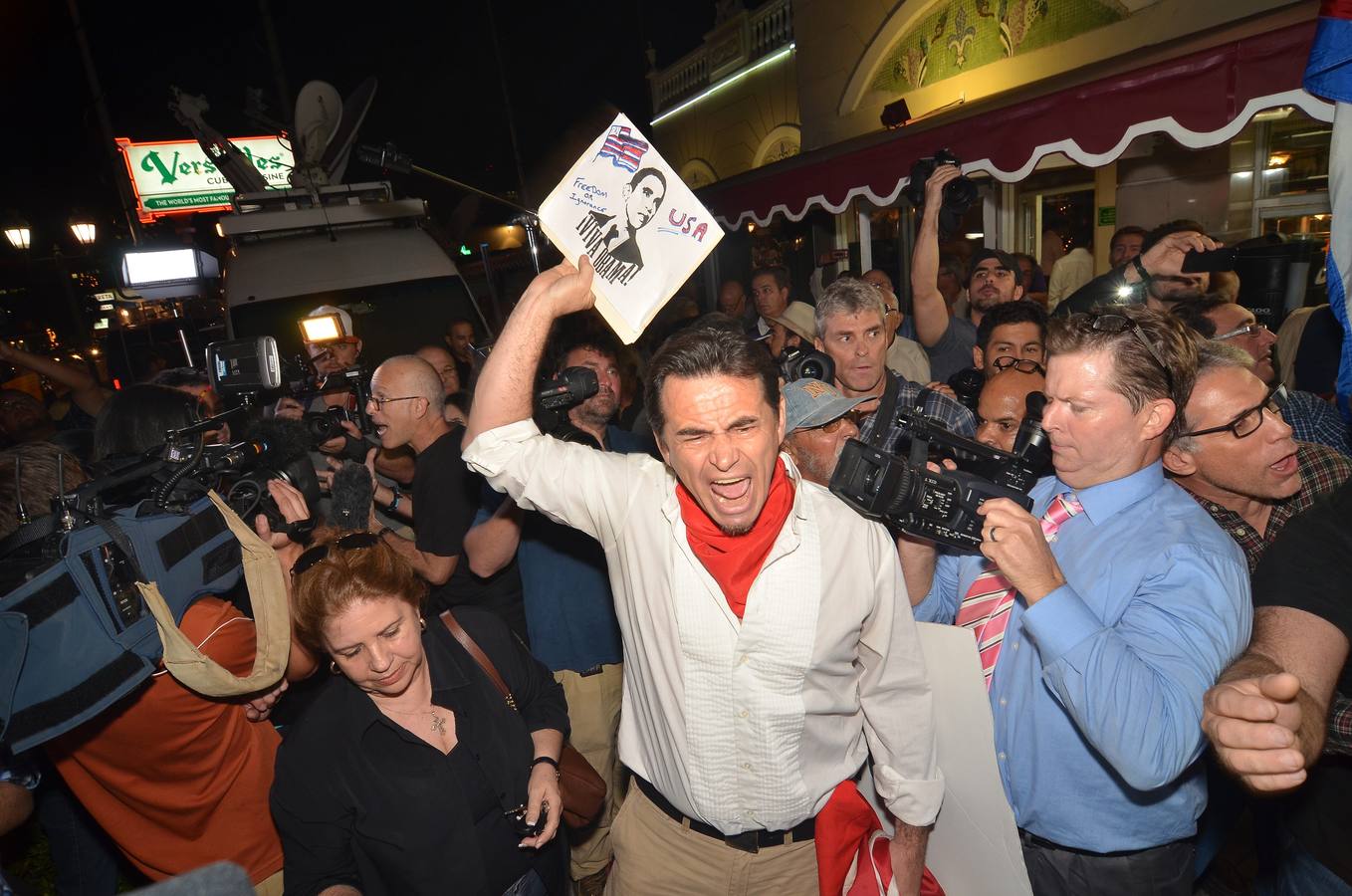 Los exiliados cubanos en Miami celebran el fin de 53 años de Guerra Fría con Estados Unidos