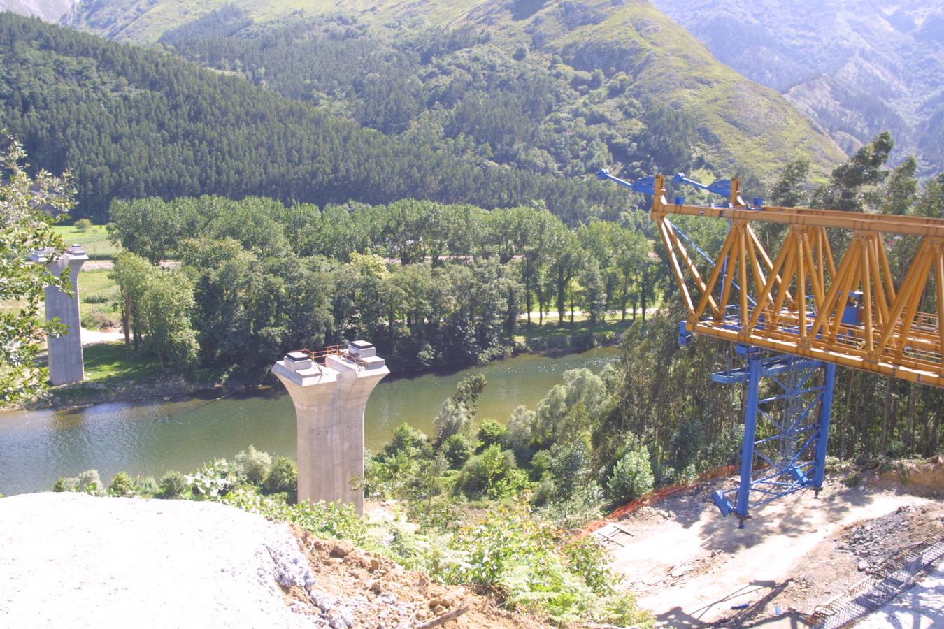 Construcción del viaducto sobre el rio Sella en el tramo Llovio Caravia de la autovía del Cantábrico.2001.