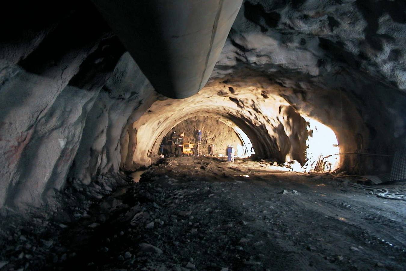 Excavación del túnel del Fabar en la autovía del Cantábrico, donde fueron descubiertos importantes restos fósiles. 2003.