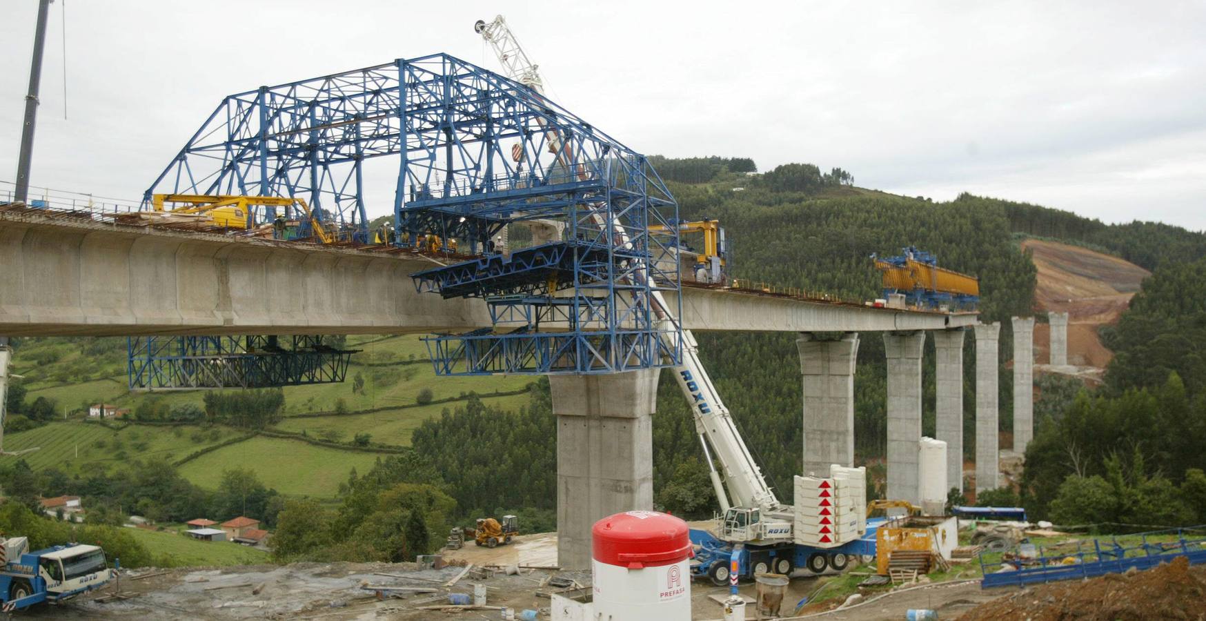 Viaducto en construción sobre el río España en el tramo Grases-Infanzón de la autovía del Cantábrico.2003