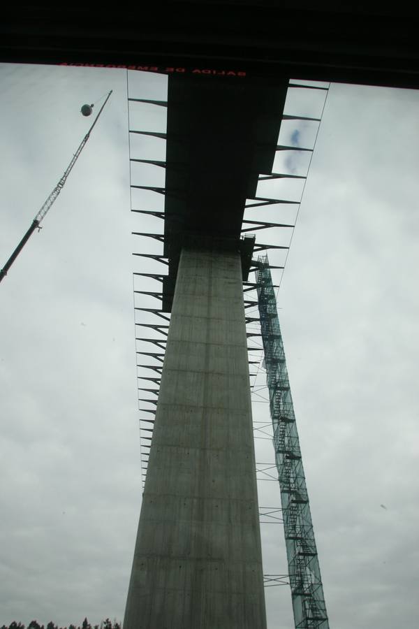 Obras de construcción del viaducto sobre el río Alvarés, en Nubledo, del tramo Tamón-Villalegre de la autovía del Cantábrico.