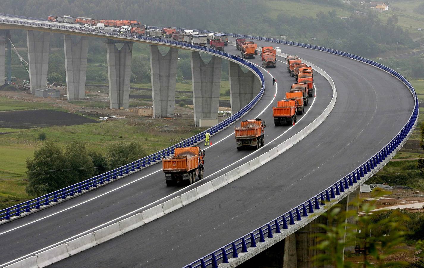 rueba de carga realizada del viaducto de 1. 100 metros que salva el río Nalón y la vega de los Cabos y que forma parte del tramo de la Autovía del Cantábrico entre Soto del Barco y Muros de Nalón.2007