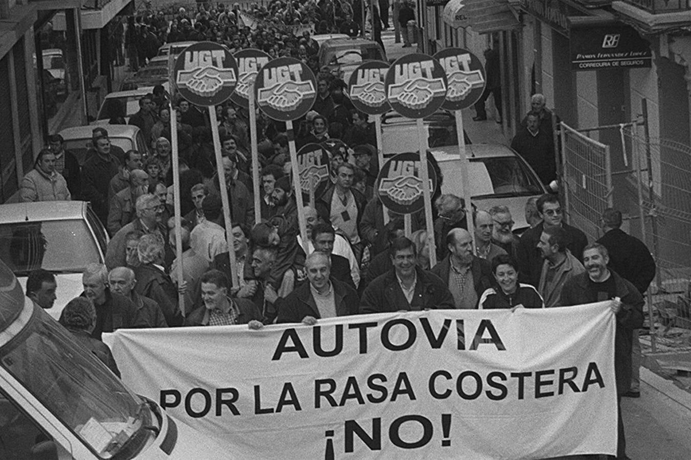 Vecinos de Navia en la manifestación en demanda de que la autovía del Cantábrico se aleje de la rasa costera. Noviembre de 1999.