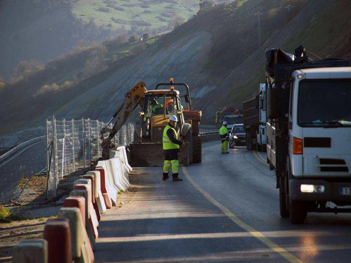 Últimos preparativos antes de la inauguración del tramo Unquera -La Franca