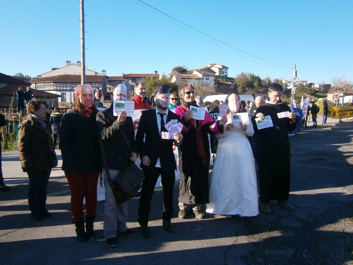 Protesta en la inauguración de la autovía del Cantábrico