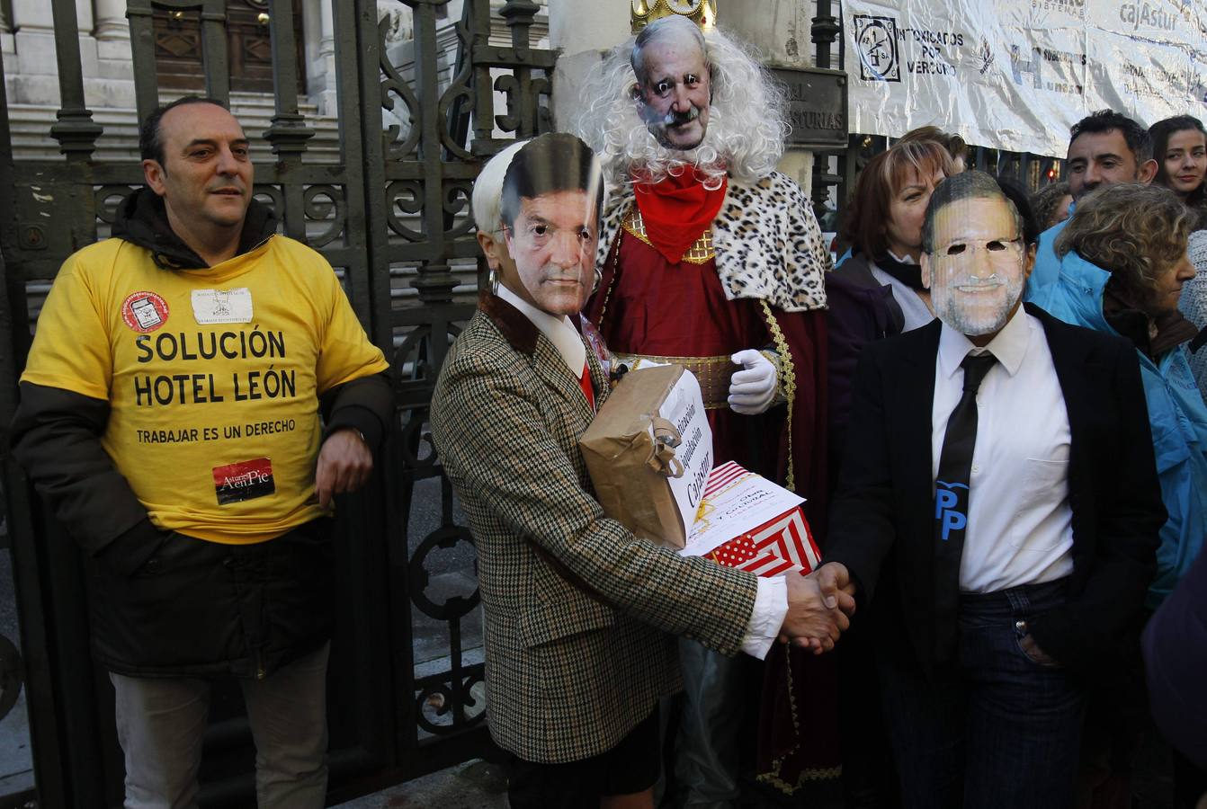 La asamblea de trabajadores en lucha lleva los regalos de Reyes a la Junta