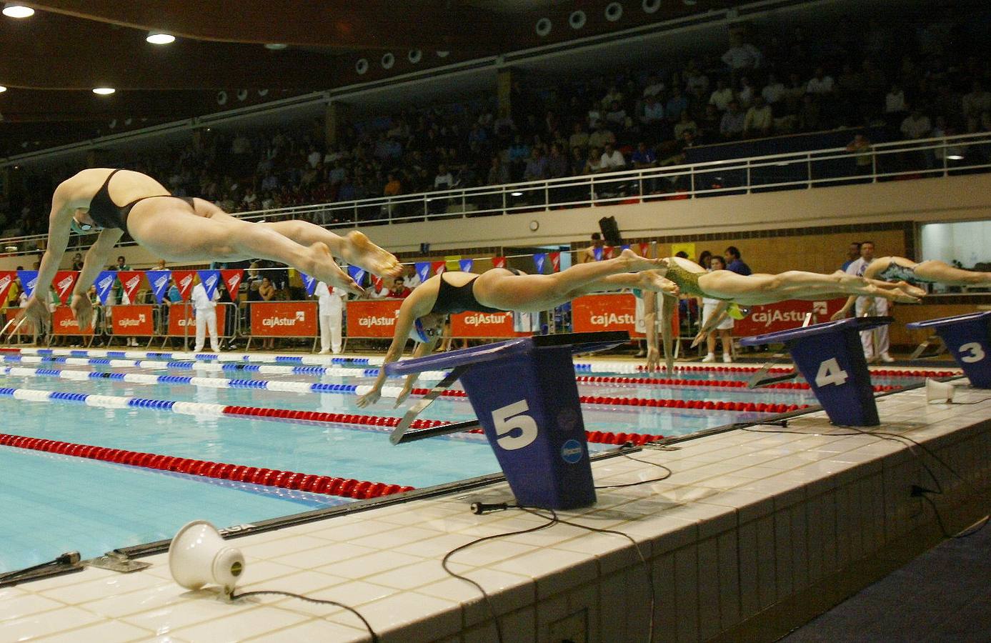 Una salida de natación en la Copa de España en la piscina del Club Natación Santa Olaya. 01/02/2003