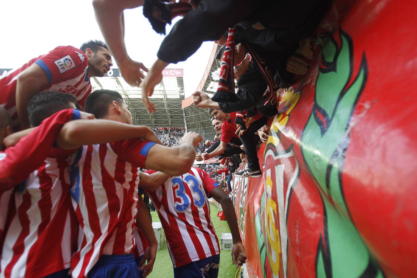 Los jugadores celebran el segundo gol de Carlos Castro en el partido de Liga de Segunda División entre el Sporting y el Zaragoza. 09/11/2014