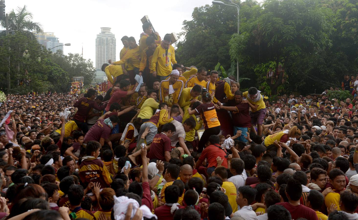 Pasión por la cruz en la ciudad de Manila