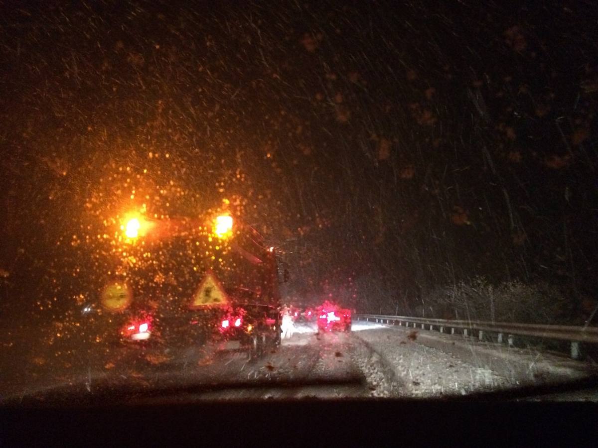 Imagen tomada desde un coche en plena nevada en la autopista del Huerna.