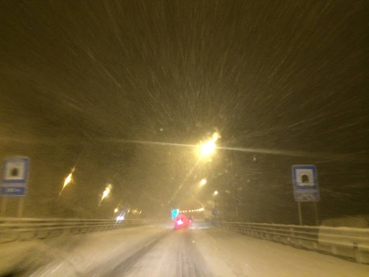 Imagen tomada desde un coche en plena nevada en la autopista del Huerna.