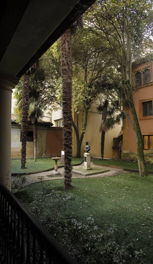 Edificio Histórico de la Universidad. Llama la atención si se mira desde la calle San Francisco este curioso y tranquilo espacio.