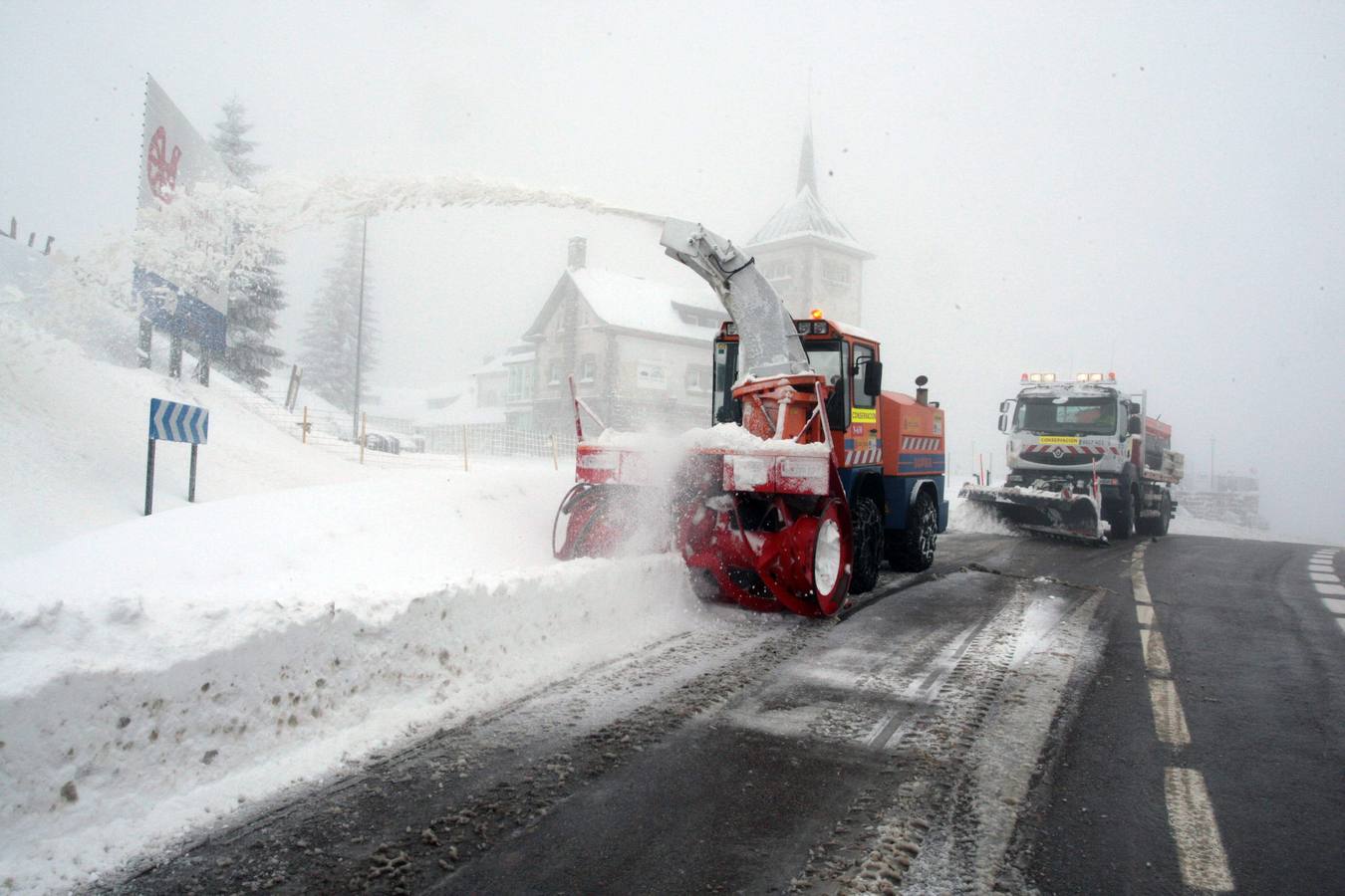 La nieve cubre Pajares