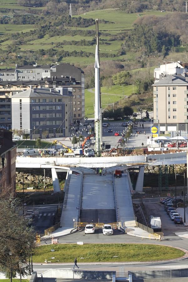 Colocan el mástil de la pasarela que unirá La Floridad y el parque del Oeste