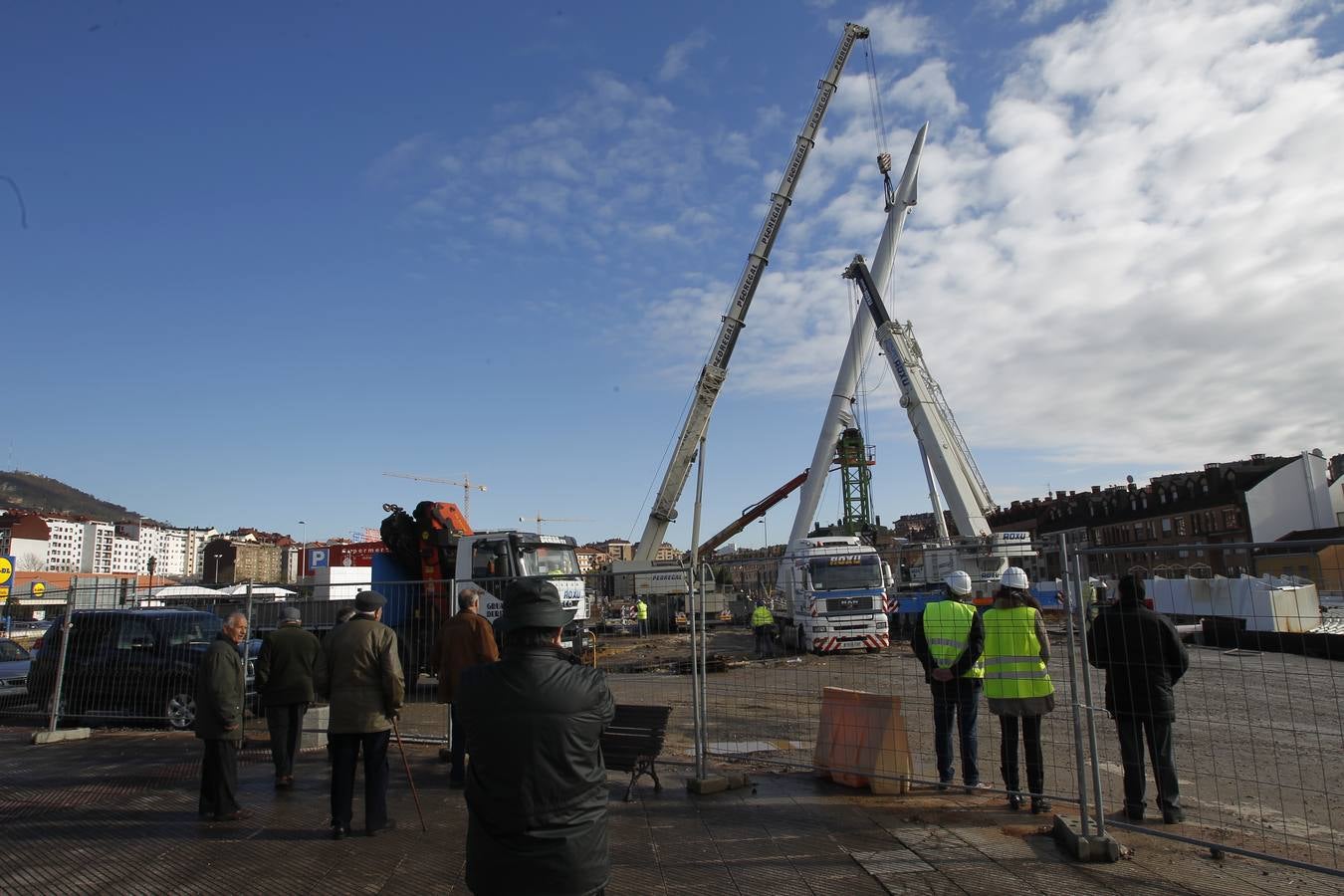 Colocan el mástil de la pasarela que unirá La Floridad y el parque del Oeste