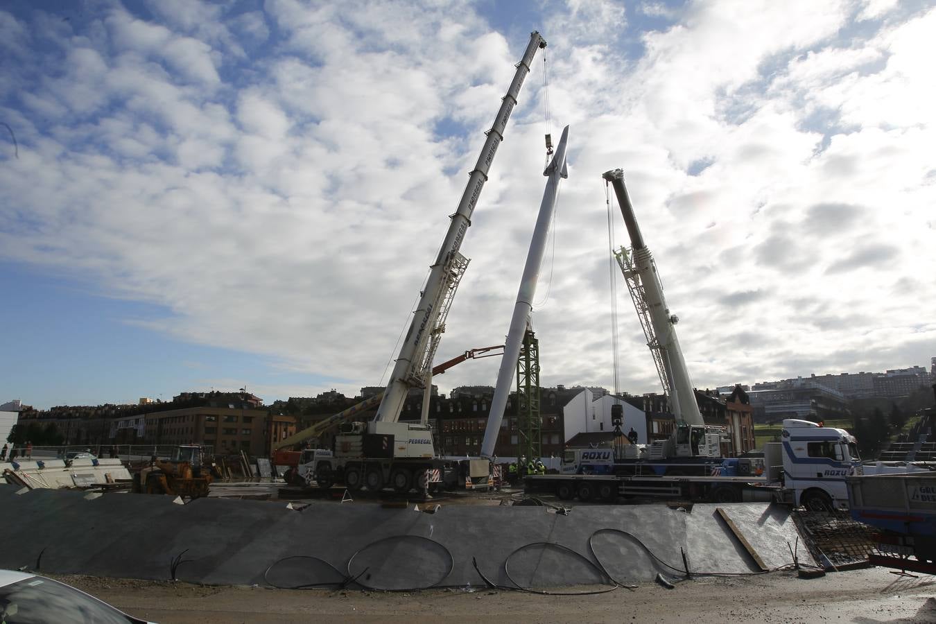 Colocan el mástil de la pasarela que unirá La Floridad y el parque del Oeste