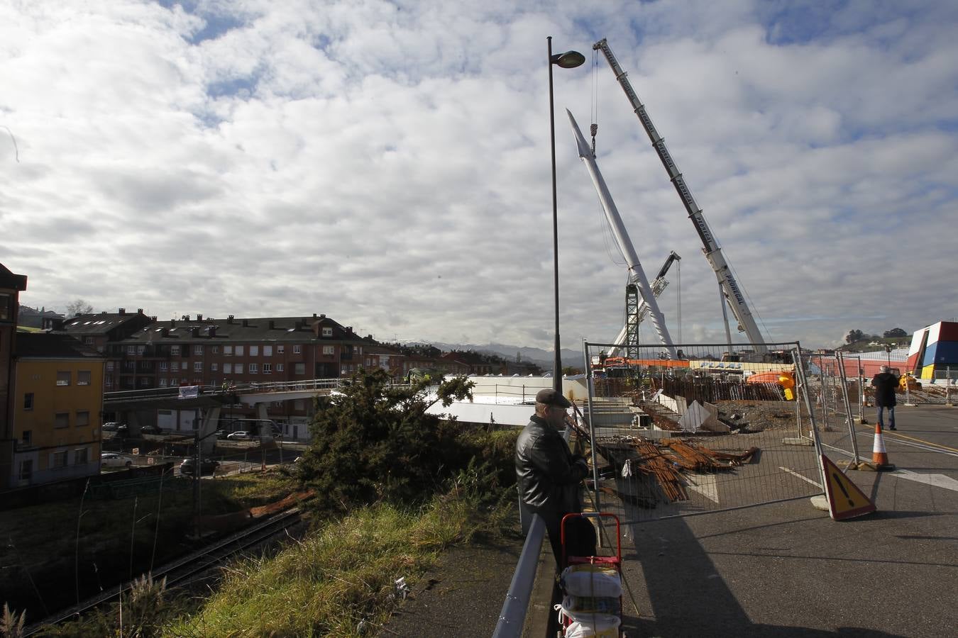 Colocan el mástil de la pasarela que unirá La Floridad y el parque del Oeste