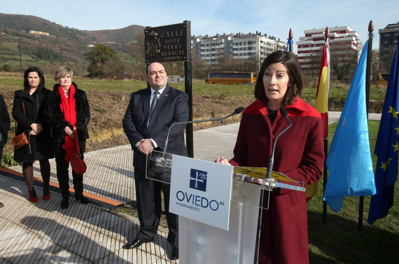 En el acto estuvieron el alcalde de Oviedo, Agustín Iglesias Caunedo; la viuda del periodista, Aurora Álvarez; y sus tres hijas, María José, Eva y Elena.