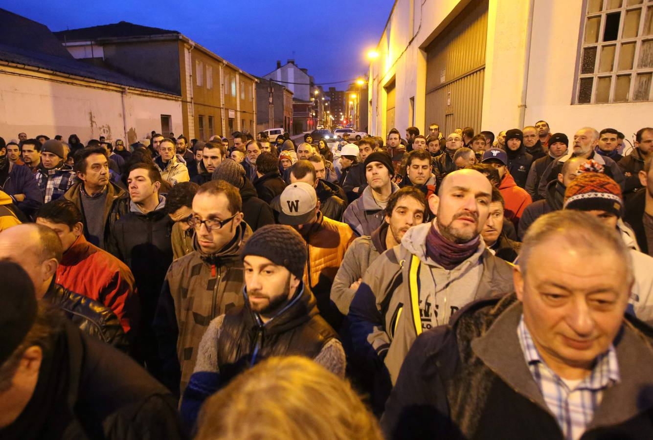 Las imágenes de la concentración de los trabajadores de Armón por la muerte de un compañero