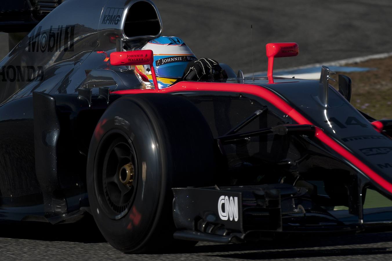 Alonso estrena su McLaren-Honda MP4-30