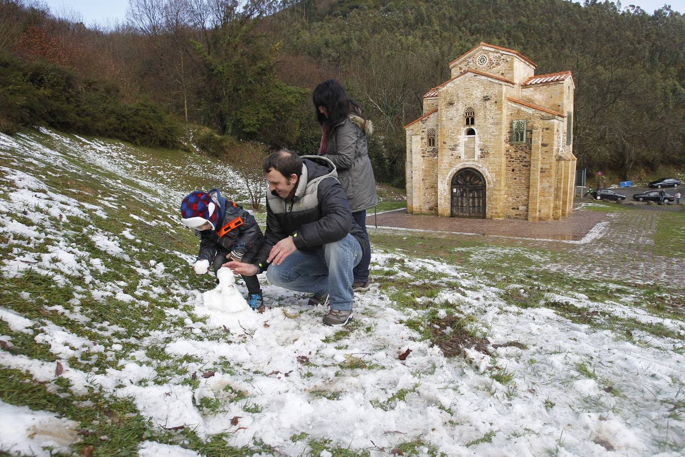 Caen los primeros copos en Oviedo