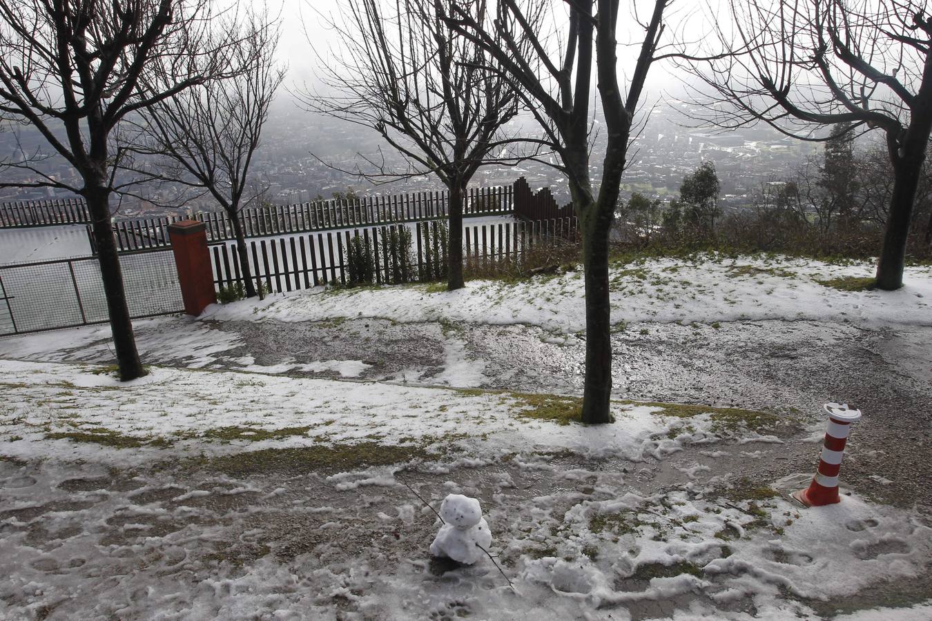 Caen los primeros copos en Oviedo
