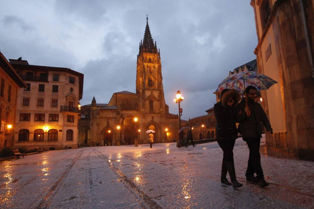 La plaza de la Catedral de Oviedo, con granizo.