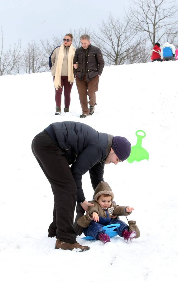 Los ovetenses disfrutan en el Naranco de la nieve