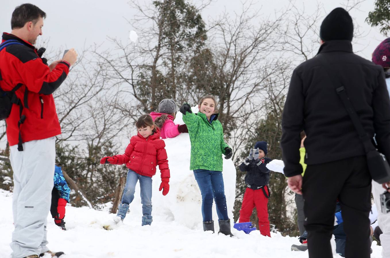 Los ovetenses disfrutan en el Naranco de la nieve