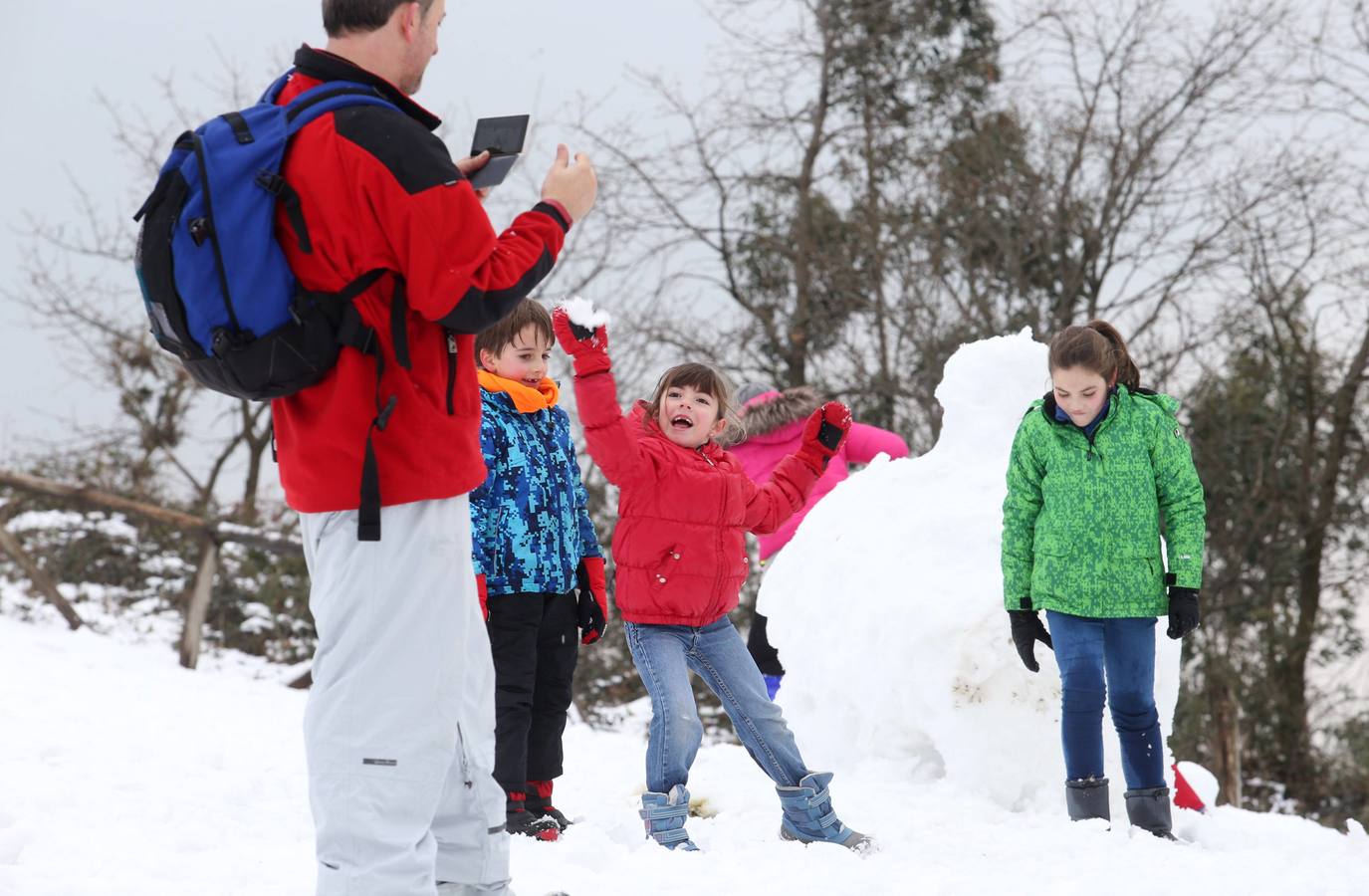 Los ovetenses disfrutan en el Naranco de la nieve