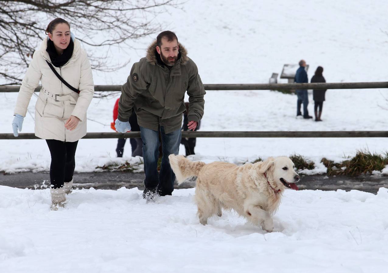 Los ovetenses disfrutan en el Naranco de la nieve