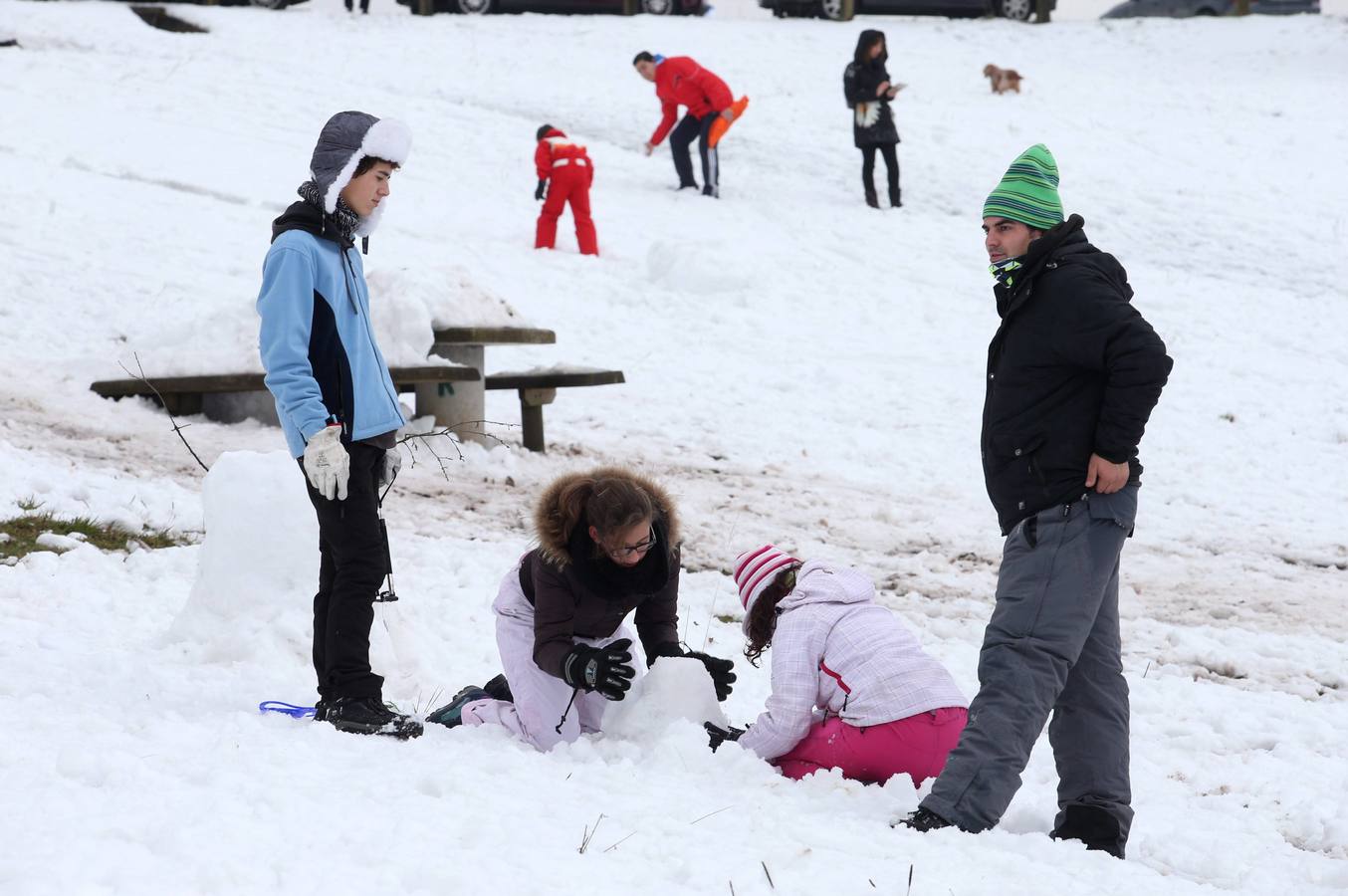 Los ovetenses disfrutan en el Naranco de la nieve