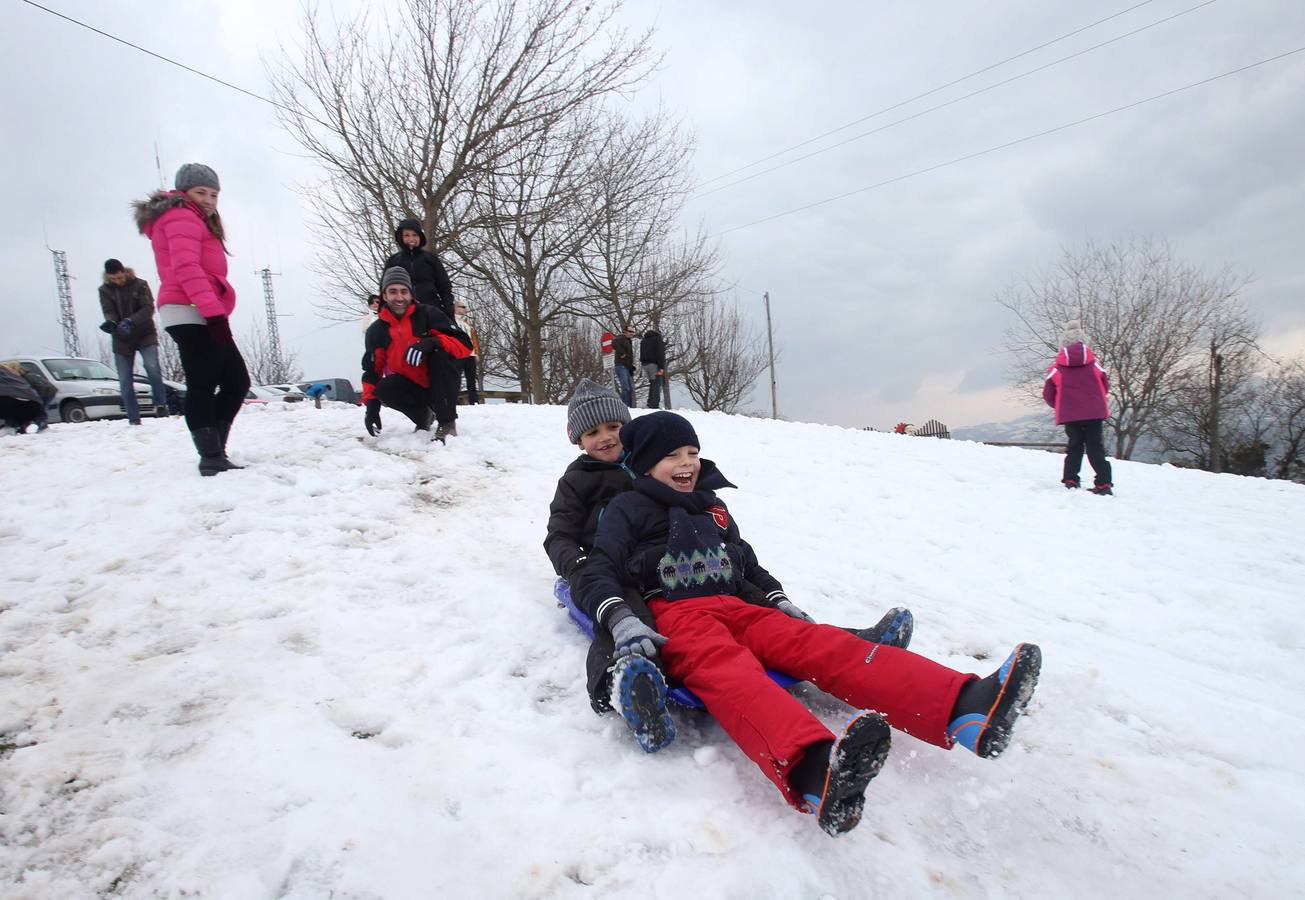 Los ovetenses disfrutan en el Naranco de la nieve