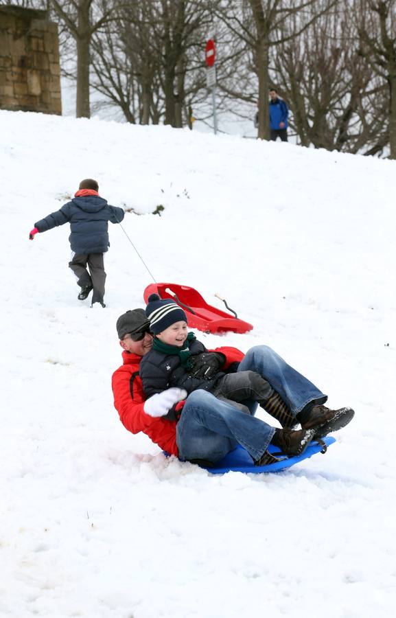 Los ovetenses disfrutan en el Naranco de la nieve