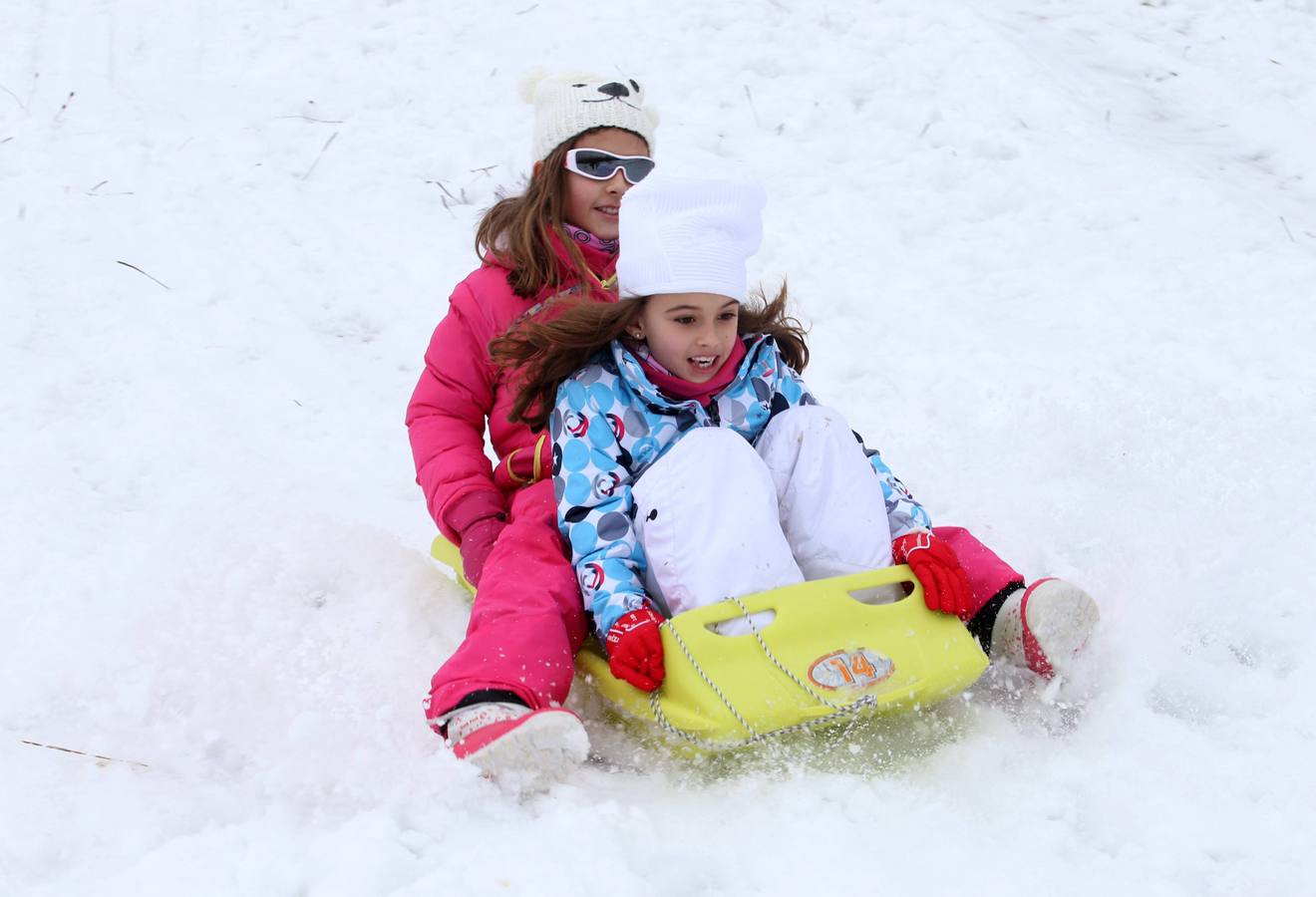 Los ovetenses disfrutan en el Naranco de la nieve