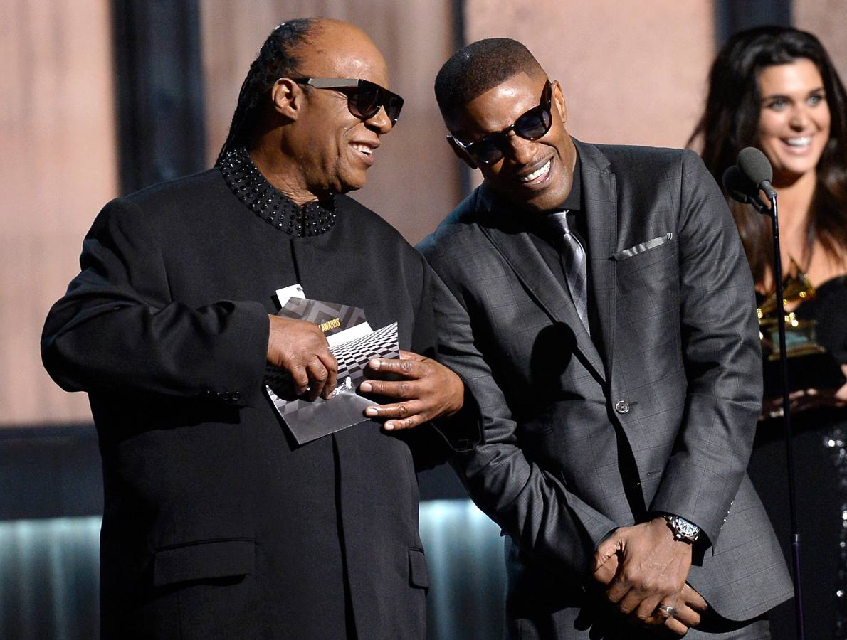 Steve Wonder entregó un premio. Stevie Eonder y Jamie Foxx entregaron un Grammy.