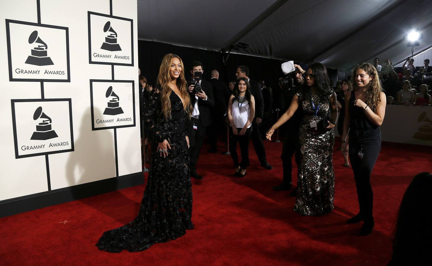 Beyonce sonríe elegante a su llegada a la gala