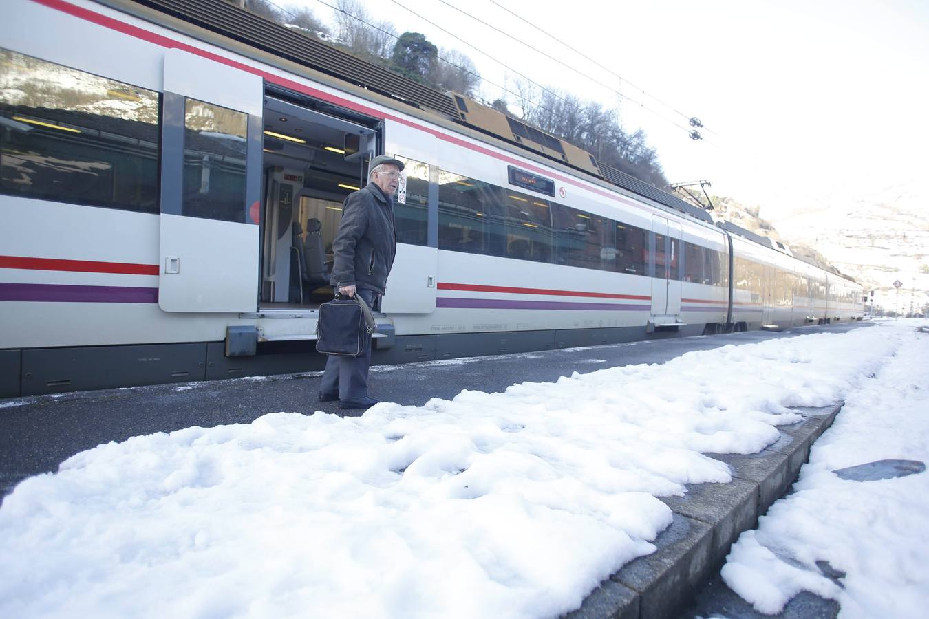 Uno de los viajeros de uno de los trenes que unió hoy Asturias con León.