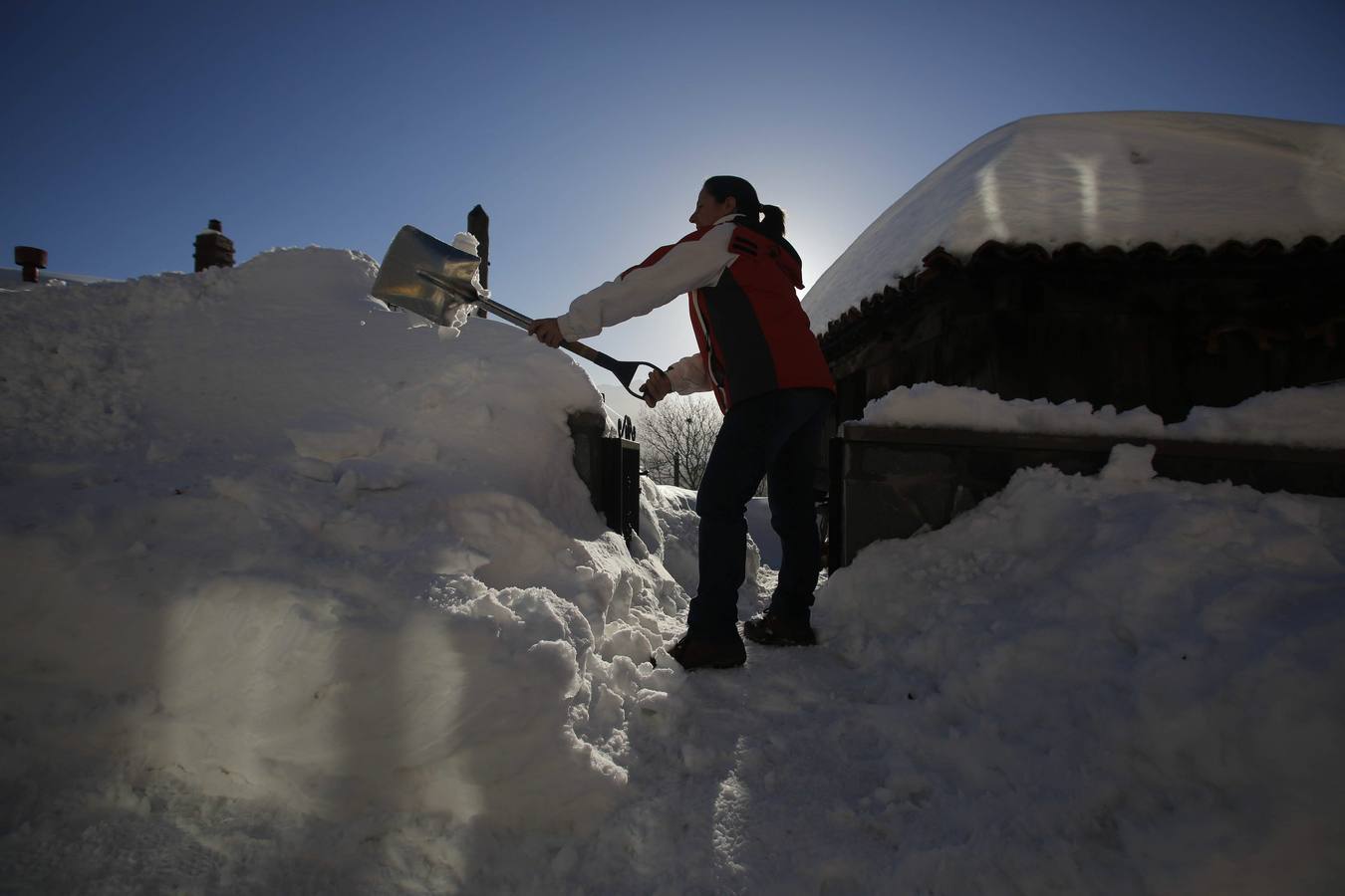 Los vecinos tienen que trabajar mucho para abrir accesos a sus casas.