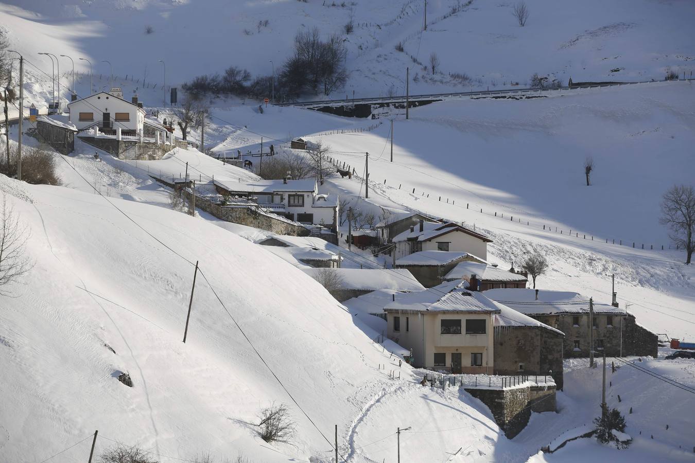 El blanco ha teñido el paisaje de Pajares.