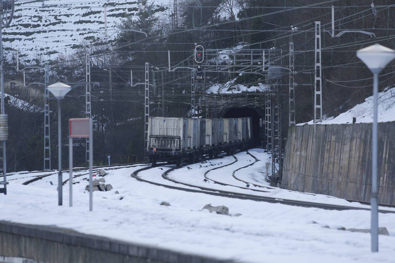 Los trenes de mercancía utilizaron la vía férrea unas horas antes que los de pasajeros.